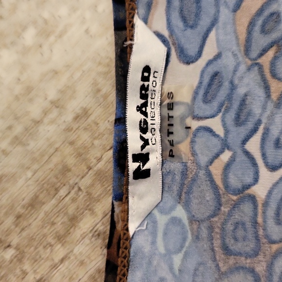 Nygard Collection Petites V Neck Top - Picture 7 of 7